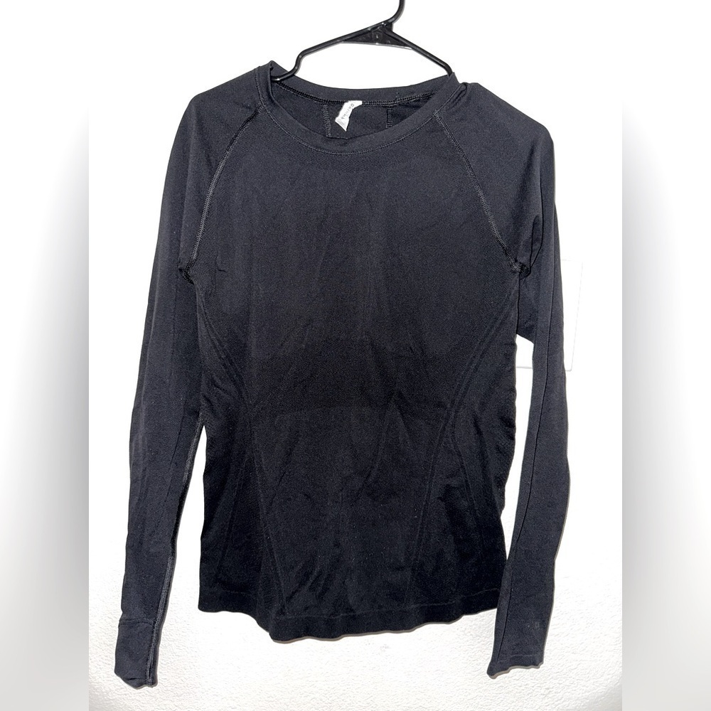 Athleta women’s form fitting black long sleeve athletic top thumb holes M gym